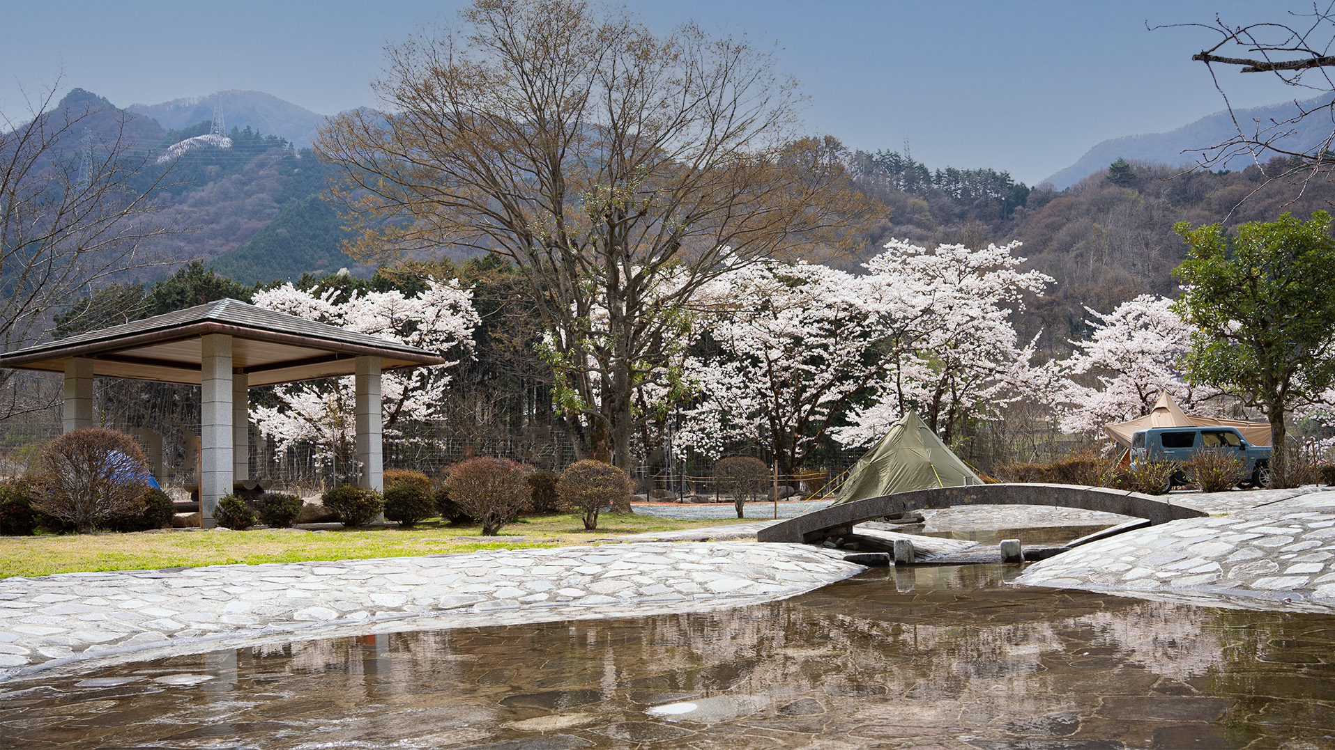 御坂路さくら公園オートキャンプ場の水遊びエリアの様子