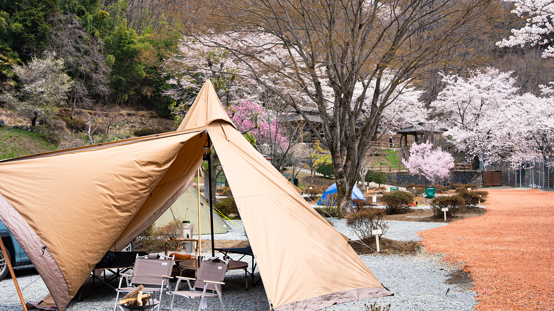 御坂路さくら公園オートキャンプ場のBBQ施設の様子